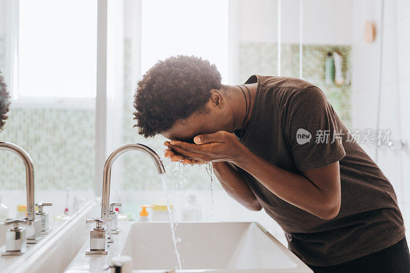 男人在浴室里洗脸