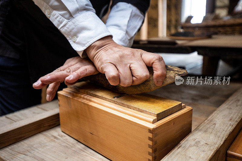 将鲣鱼刮成薄片(木鱼)