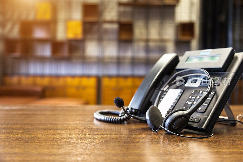 耳机和客户支持设备在呼叫中心准备积极服务，通信支持，呼叫中心和客户服务帮助台。For(呼叫中心)概念。