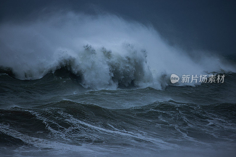 在暴风雨的日子，大海会掀起巨浪