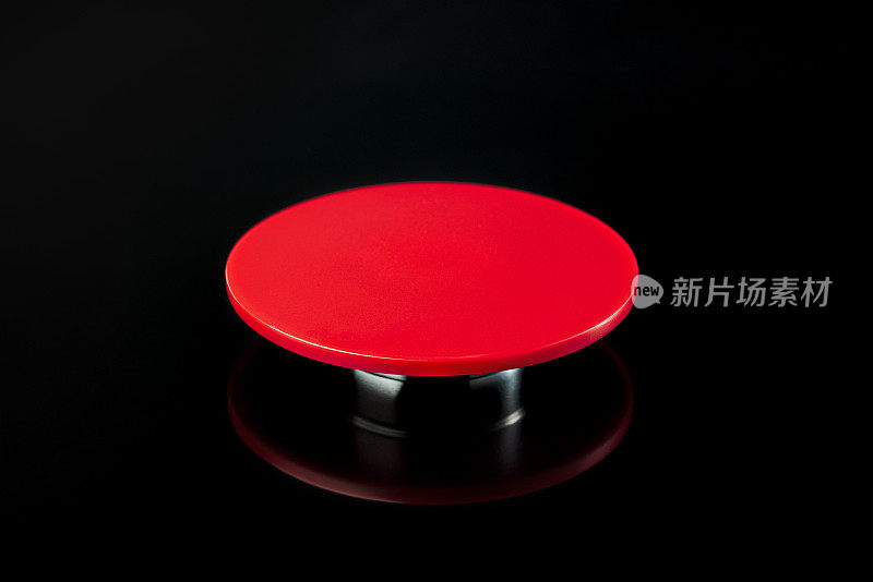 黑色背景上的大红色按钮。使用核武器、生物武器或化学武器的概念
