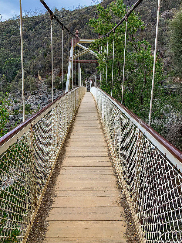 位于澳大利亚塔斯马尼亚州朗塞斯顿的瀑布峡谷上的亚历山德拉悬索桥