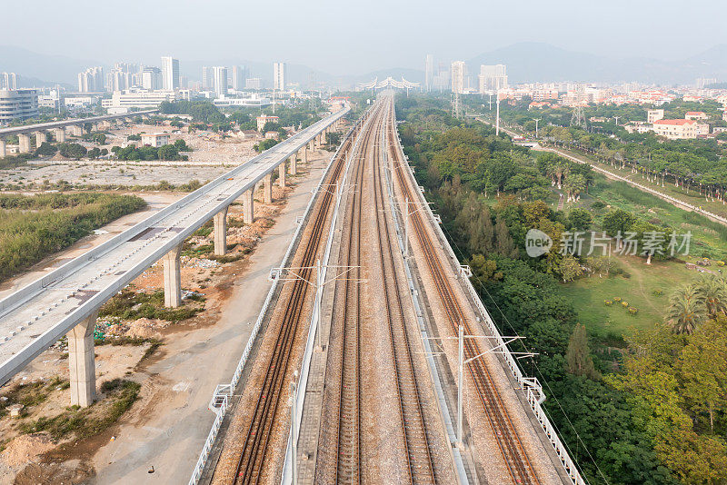 雾霾天气下的城市高铁公路