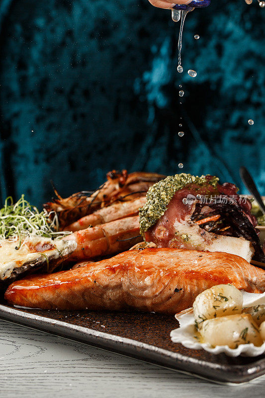 烤海鲜包括贻贝，虾，鲑鱼，鱿鱼鱿鱼和烤梭鱼辣酱。海鲜和肉类拼盘