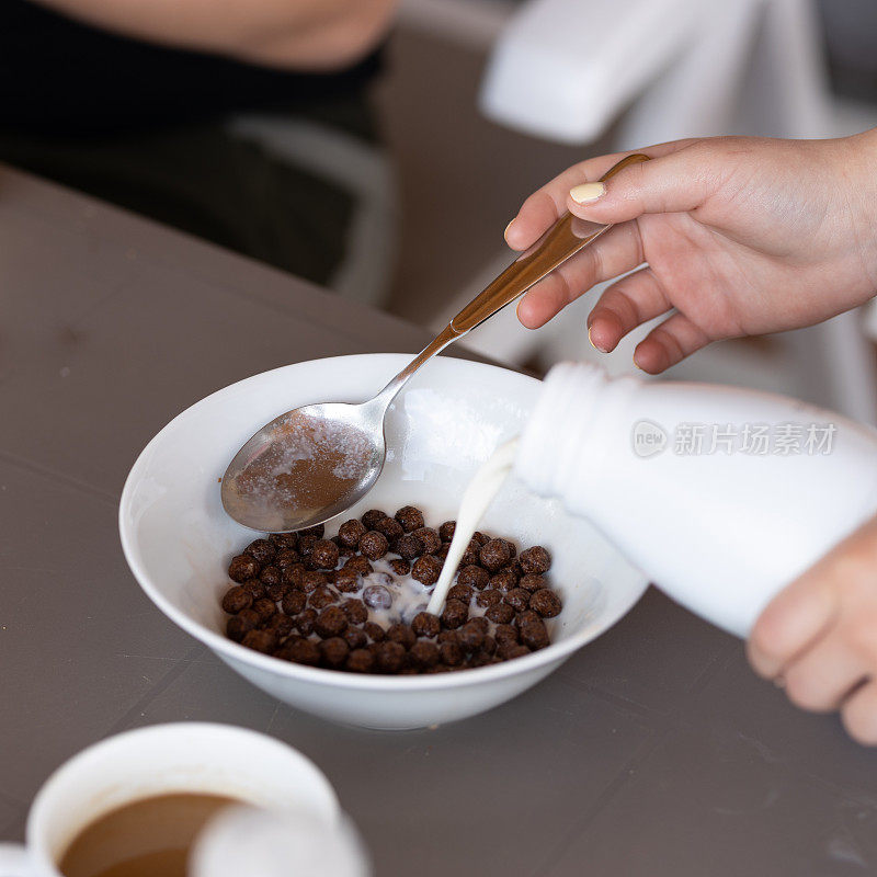 这是一个盛着谷物的碗，上面加了牛奶