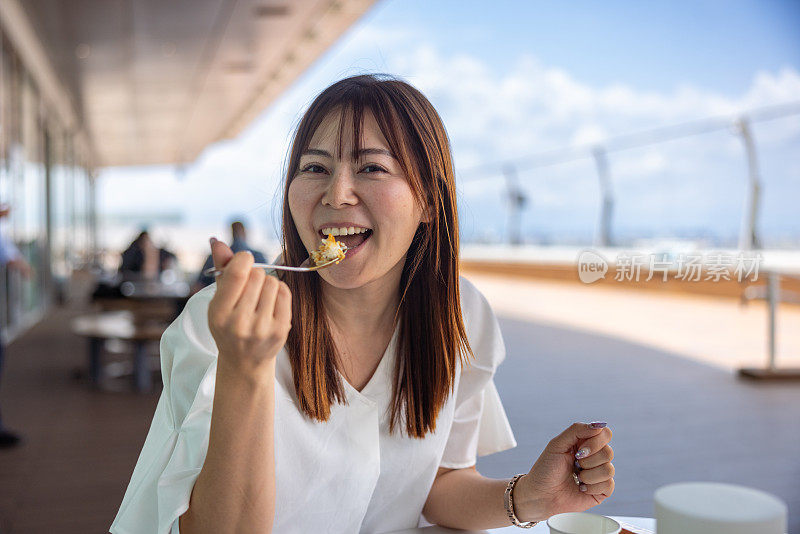 一位女士在户外咖啡馆吃咖喱午餐