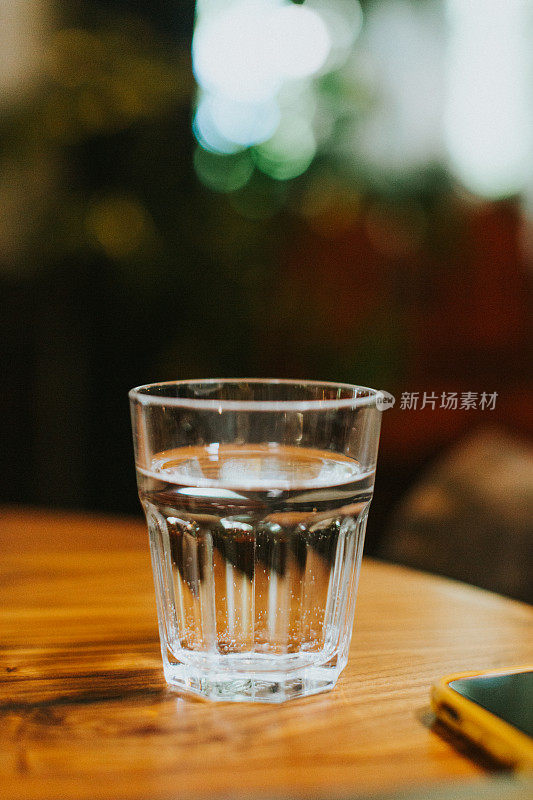 桌上的水杯