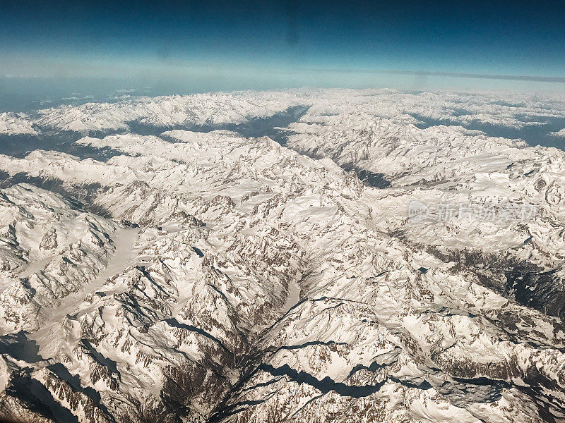 从飞机上俯瞰白雪皑皑的阿尔卑斯山