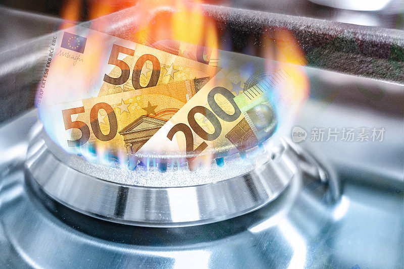 钞票在炉子的煤气火焰中燃烧
