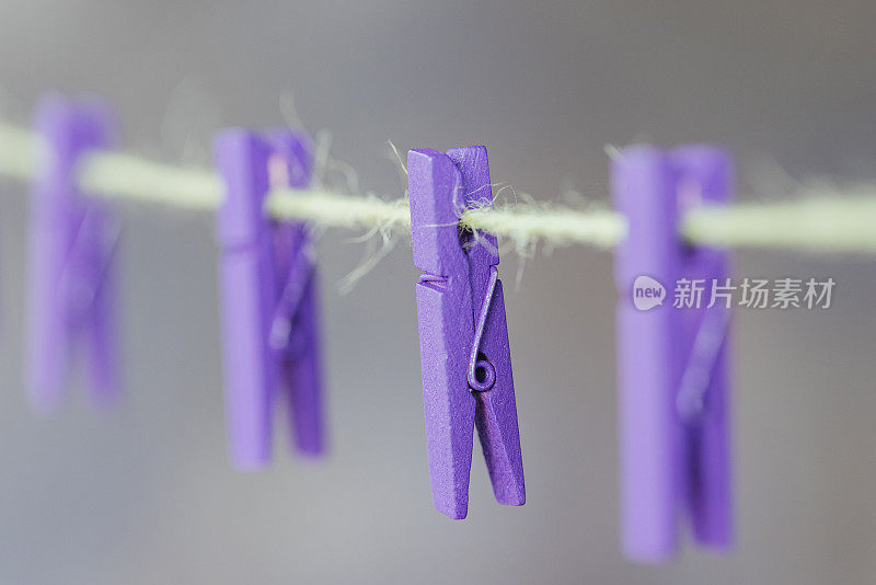 晾衣绳上的紫色钉子