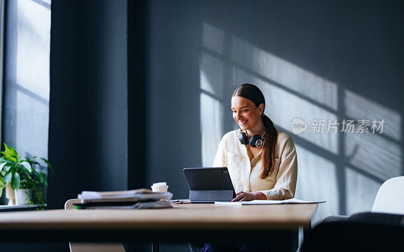 快乐的女学生在平板电脑上在线学习