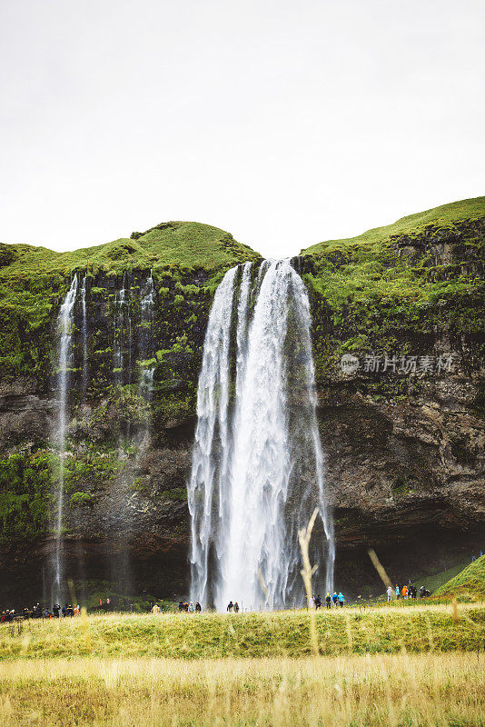 在Gljufrabui瀑布的Seljalandsfoss，成群的游客