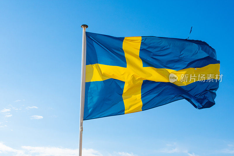 瑞典国旗在蓝天下飘扬