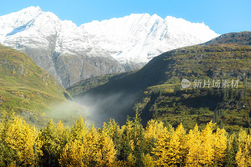 秋天沿着阿拉斯加的丘加奇山脉旅行