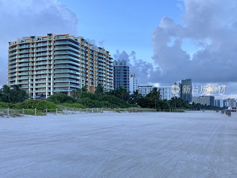 美国-迈阿密-南海滩-海洋大道和海滩上的建筑