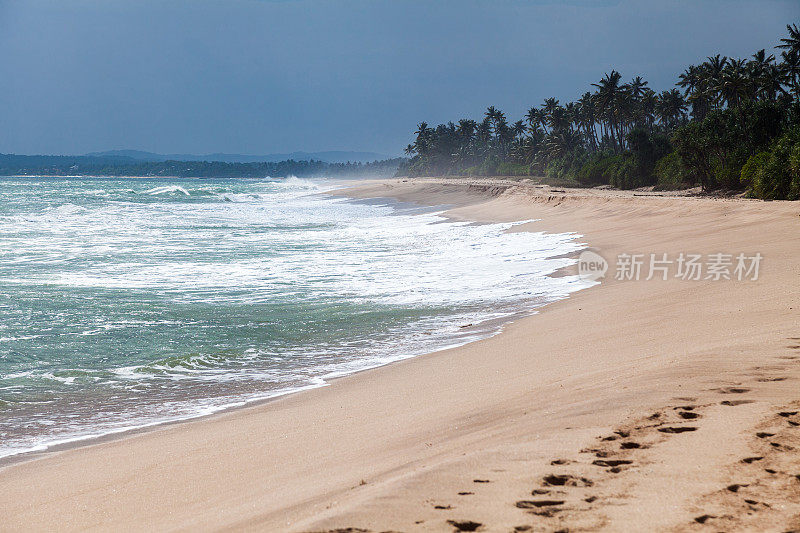 印度洋海岸躁动不安的海浪。Tangalle