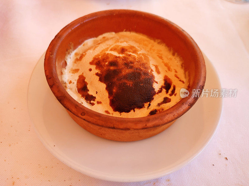 传统的土耳其甜halva菜在烤箱砂锅服务伊斯坦布尔火鸡
