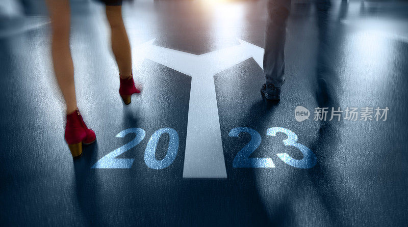 商人和女人走在新年编号为2023的岔路上