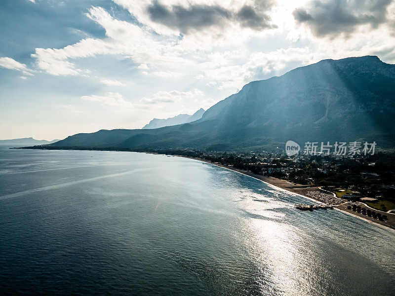 这条封闭的隧道是当地的地标。贝尔迪比，安塔利亚省，基梅尔地区，土耳其。