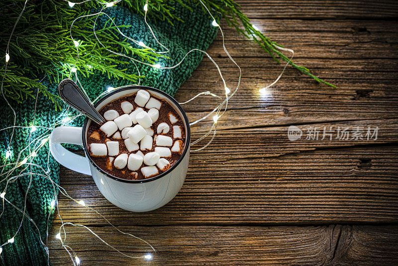 圣诞自制热巧克力杯加棉花糖。本空间