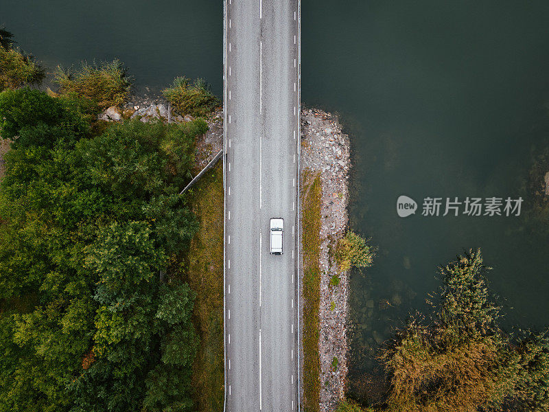 孤独的汽车行驶在乡村的道路上