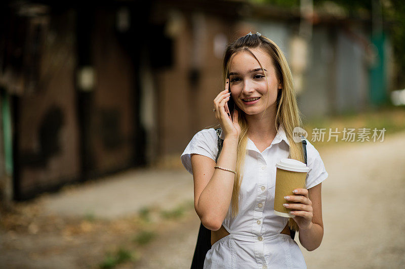 十几岁的女孩使用智能手机