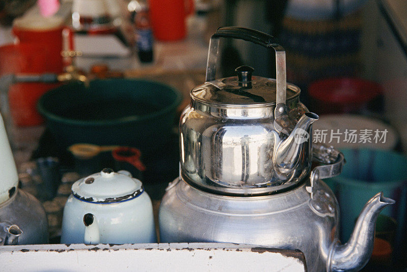 参观东方市场(basar)。沏茶用的各种壶和器具。