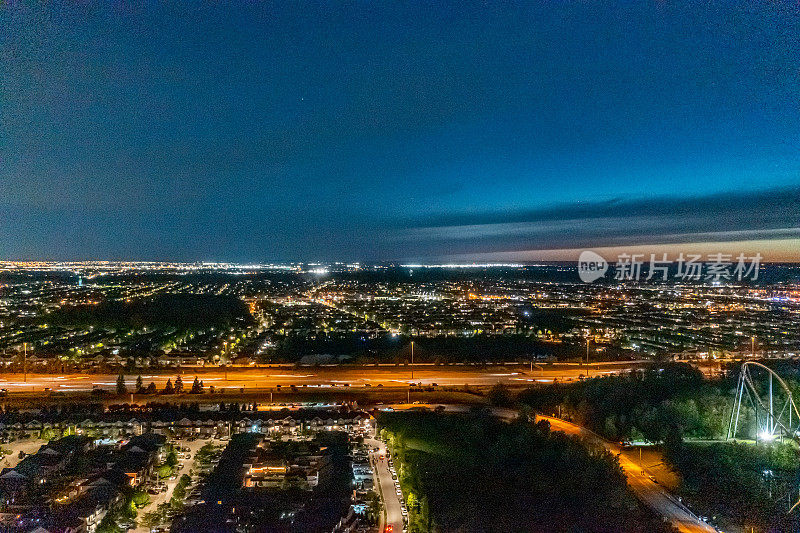 维多利亚白天夜晚的空中城市景观，沃恩，安大略省