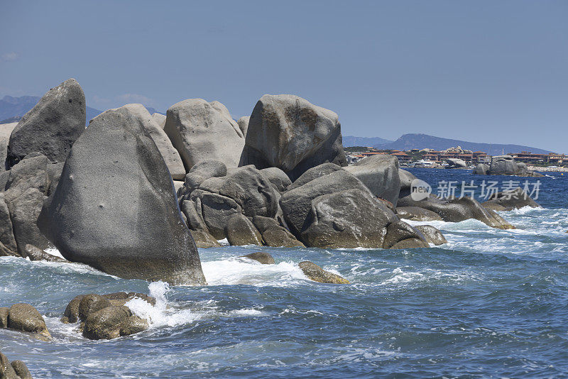 科西嘉岛沿岸拉维奇群岛的岩石景观