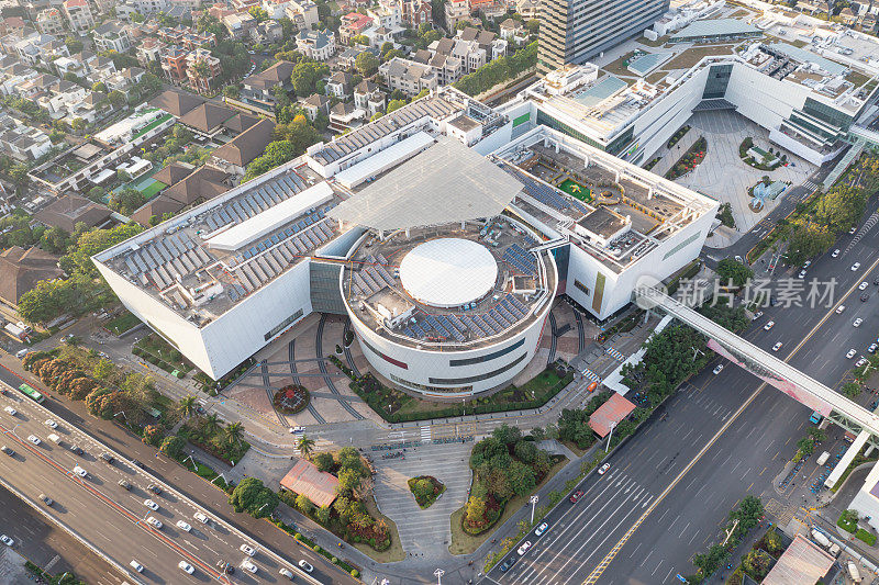 城市建筑屋顶太阳能电站的鸟瞰图