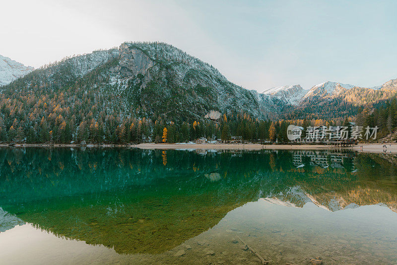 冬天的拉戈迪布雷斯湖的风景