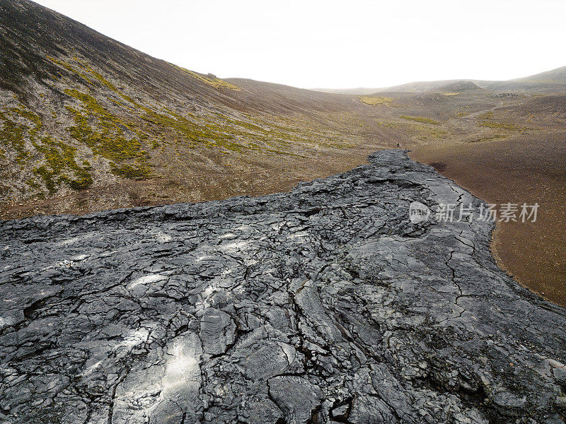 冰岛Geldingadalir火山附近的山谷中正在采矿的熔岩