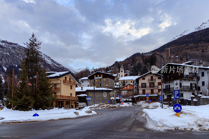 在圣诞期间的Courmayeur主广场