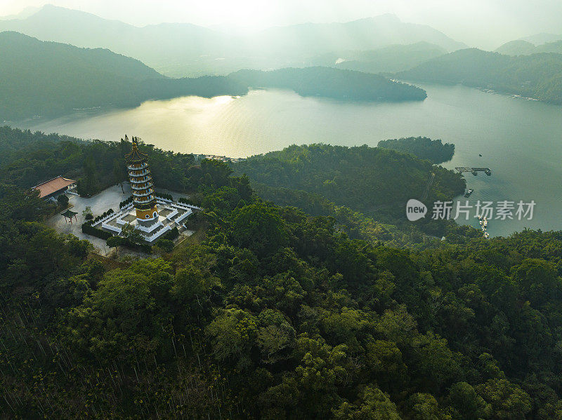 台湾南投日月潭和慈恩塔鸟瞰图。