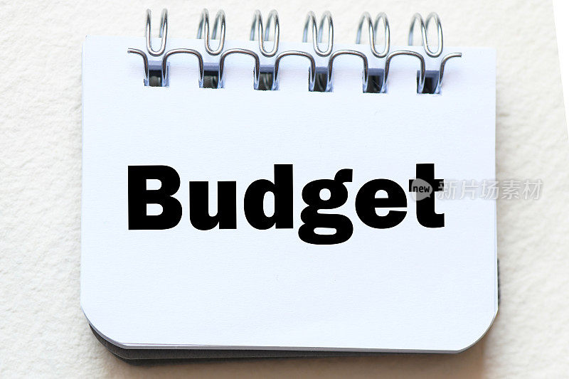 “预算”一词出现在笔记本的浅色背景上。
