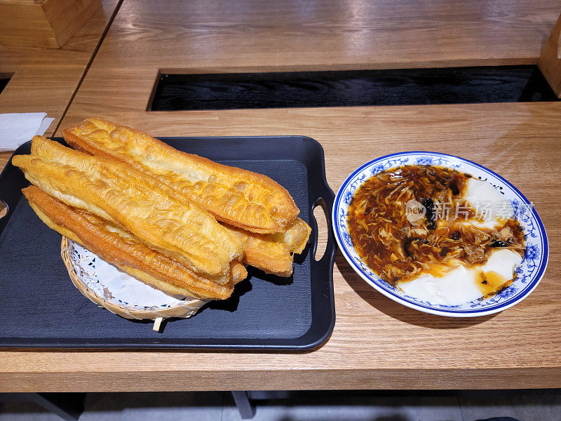 中式早餐:油条和豆腐汤