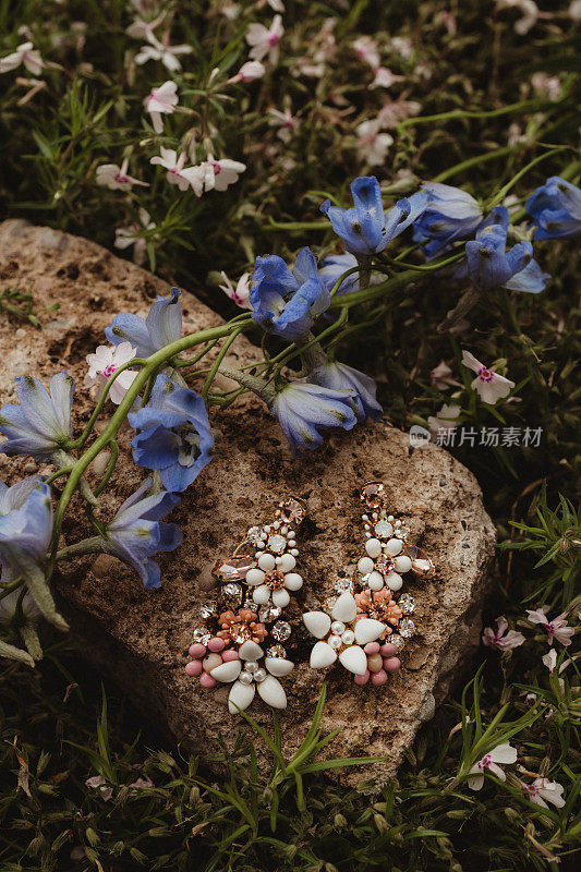 花朵耳环的特写