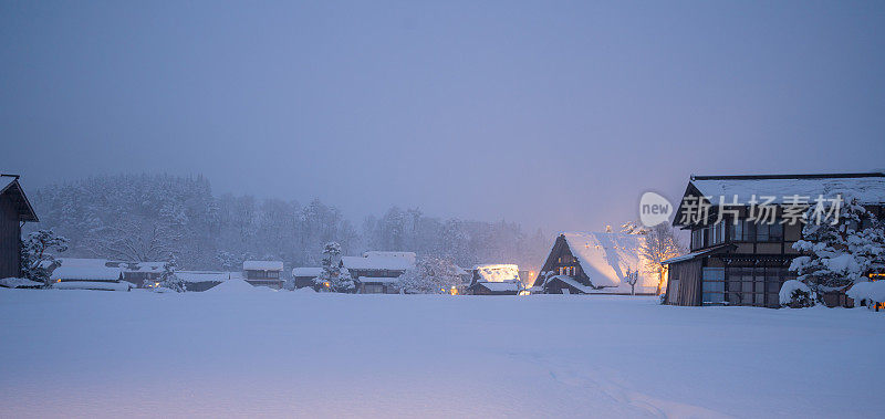 白川乡的夜晚，在日本的冬天，厚厚的积雪