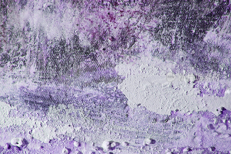 紫色和紫色石膏背景壁纸与涂抹和小鹅卵石