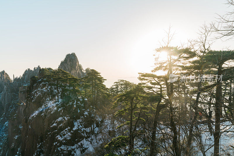 日出时分的黄山奇景