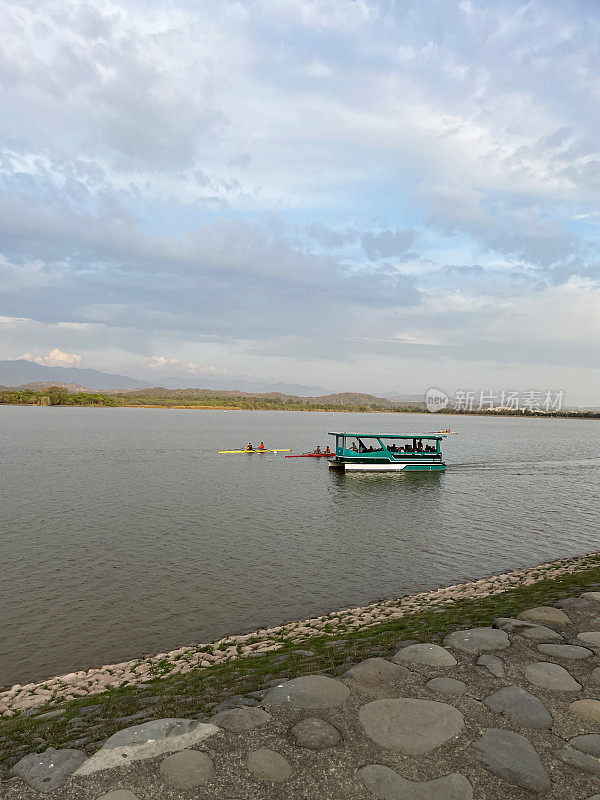 在印度昌迪加尔苏赫纳湖上划船的图片，水库水面上的船只、独木舟、脚踏船和皮艇，候鸟保护区，受保护的国家湿地