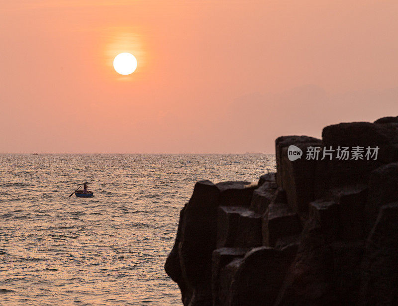 日出在海上和火山地质悬崖，广南省