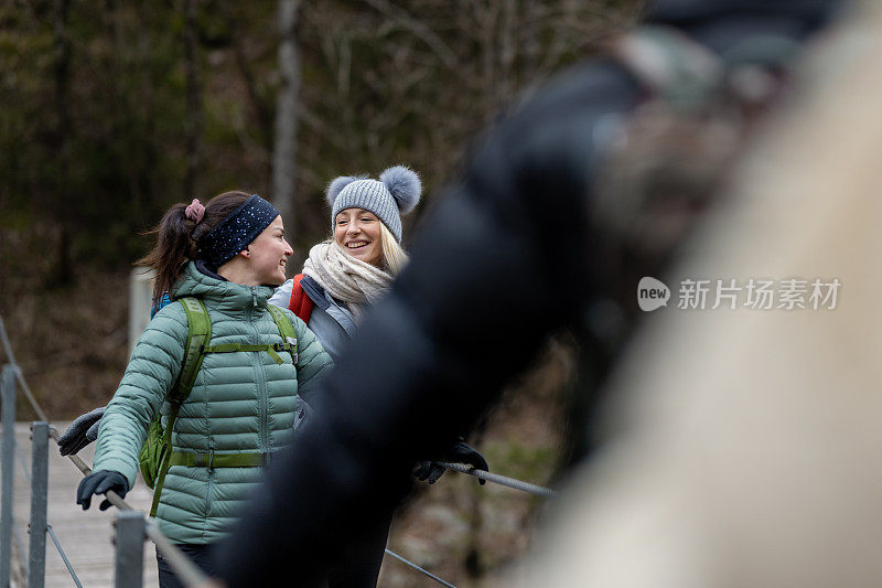 徒步旅行者在徒步旅行中发现了大自然隐藏的美丽