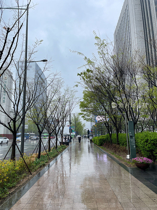 首尔市中心的雨天