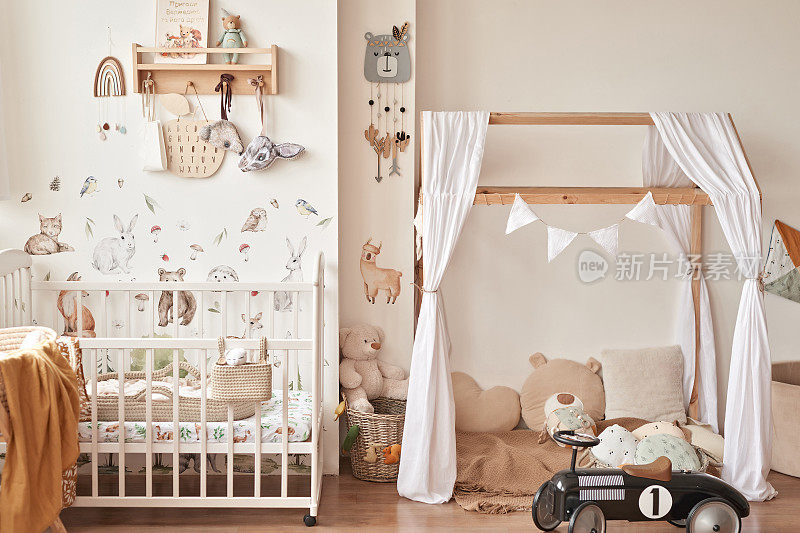 儿童益智木制玩具。育婴室装饰。斯堪的纳维亚风格游戏室
