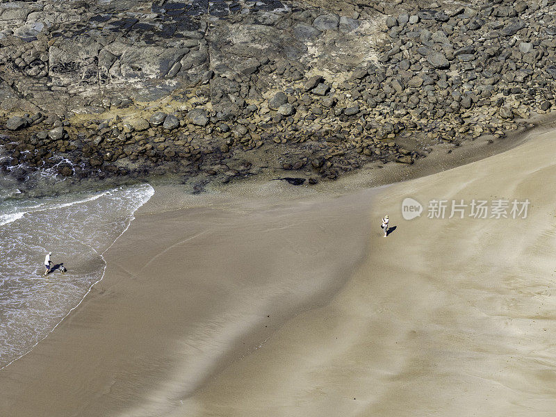 俯视着岩石海岸线上的海浪