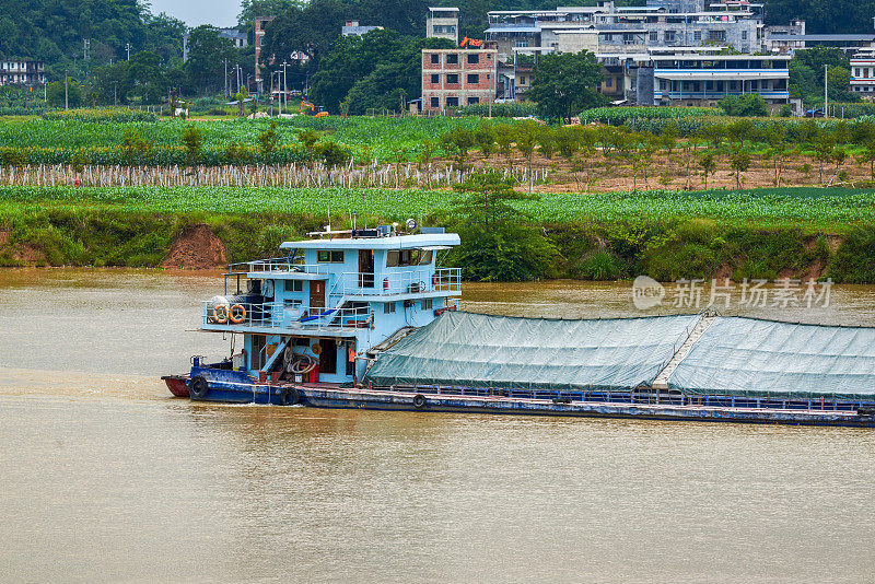 一艘运沙船在运河上航行的特写