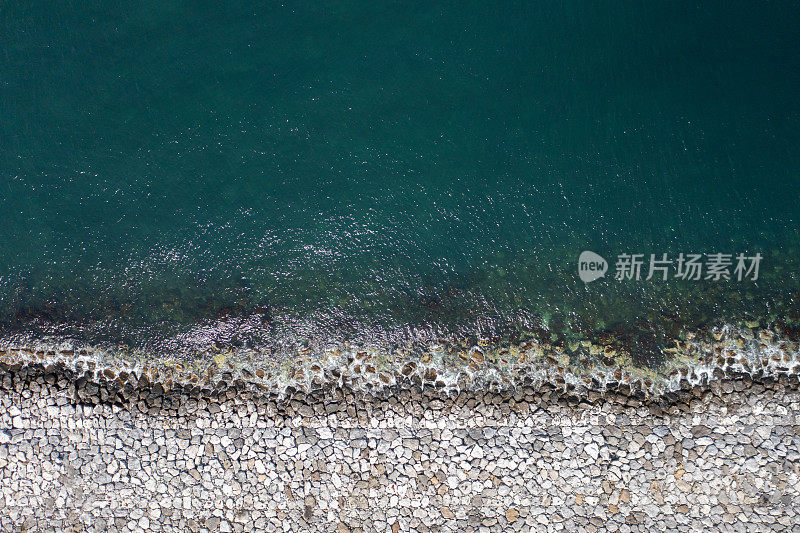 黑海海浪鸟瞰图和海上防护混凝土屏障。