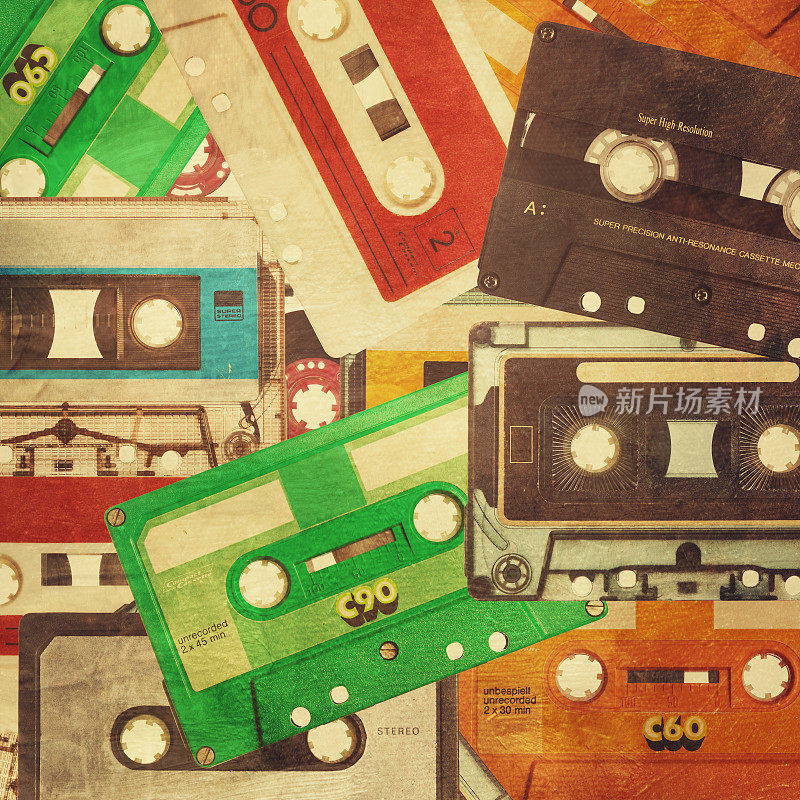 背景海报与一组旧的复古盒式磁带。收集各种复古80年代的音乐磁带作为背景
