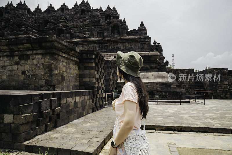 年轻游客探索婆罗浮屠古城